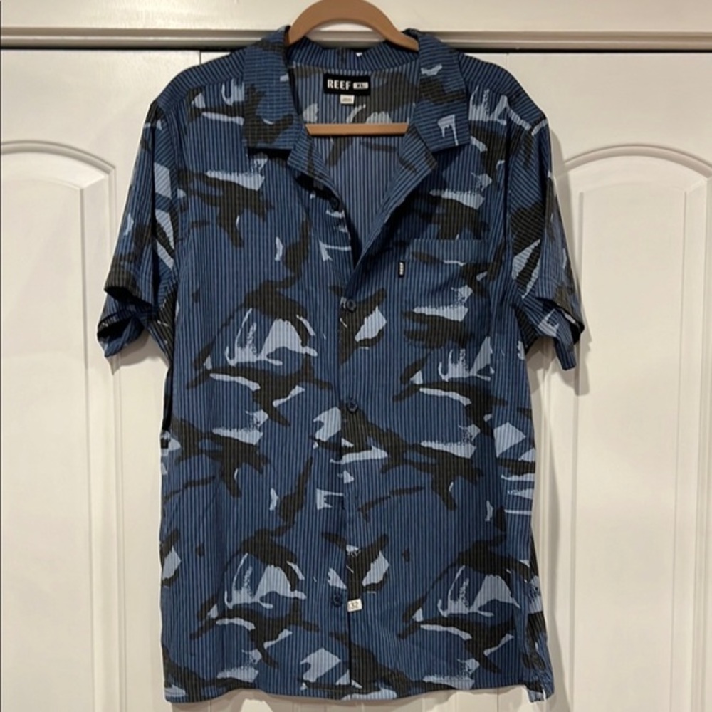 Reef Casual‎ Blue and Black camouflage XL Button Down Shirt